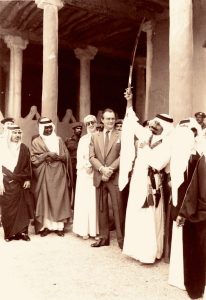 صوره نادرة اثناء زيارة الملكة مارغريت الثانية ملكة الدنمارك مدينة الدرعية عام 1984م